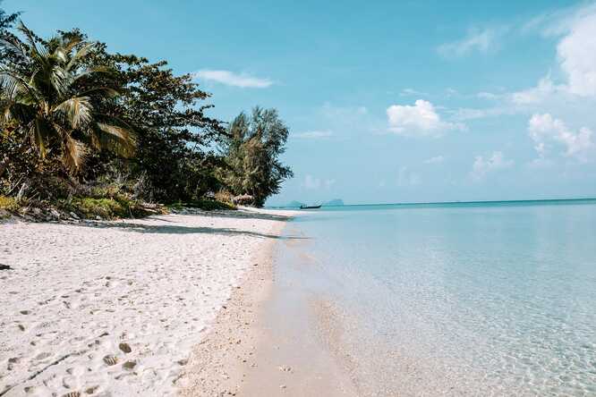 Koh Ngai: an attractive but not cheaply priced island 