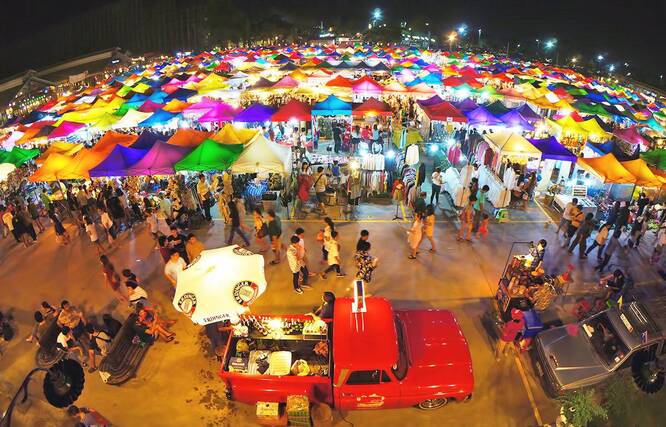 Srinagarindra Train Night Market - Talad Rot Fai Srinakarin