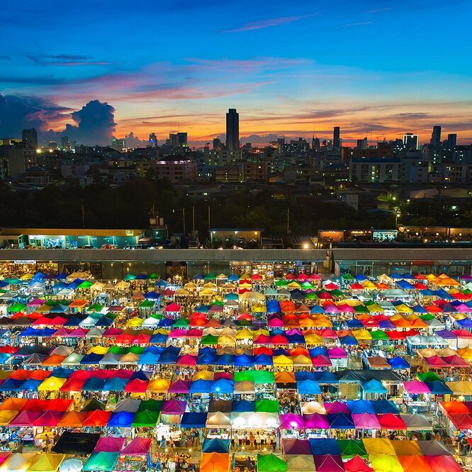 Talad Rot Fai: A Top-Notch Bangkok Train Night Market