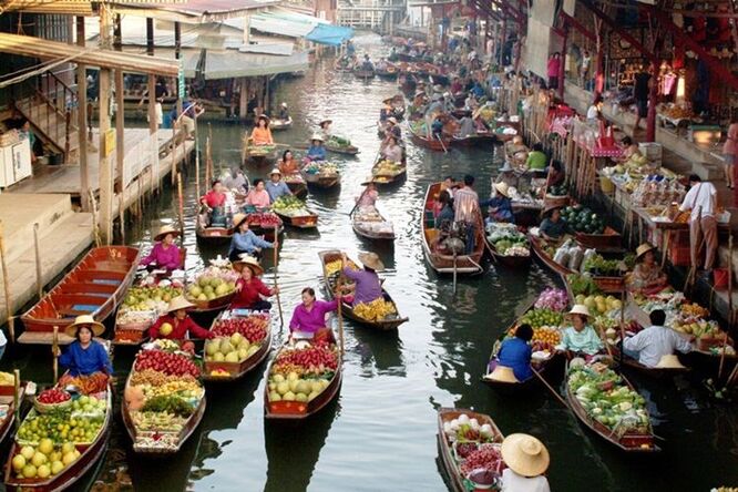 Visiting the floating market in Pattaya