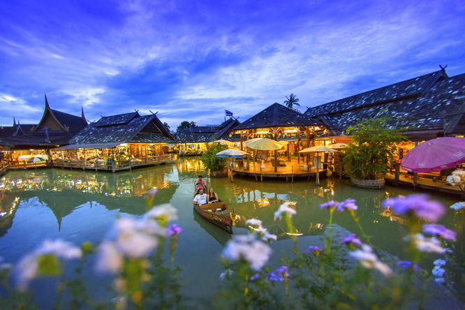 Pattaya floating market: traveling and discovering