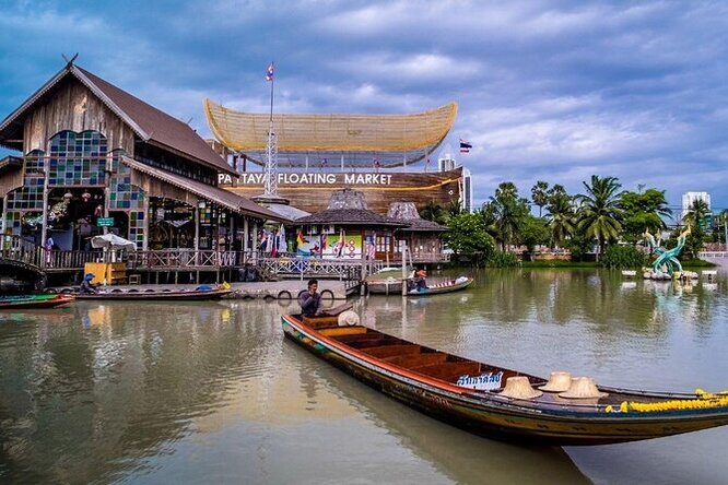 Traveling to the floating market in Pattaya