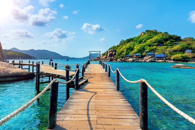 Samui Island, Koh Samui, is located in the Gulf of Thailand, in the south of Thailand, in the province of Surat Thani. Among the islands of Thailand, the island of Samui