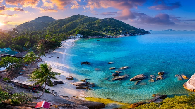 Samui Island, Koh Samui, is located in the Gulf of Thailand, in the south of Thailand, in the province of Surat Thani. Among the islands of Thailand, the island of Samui