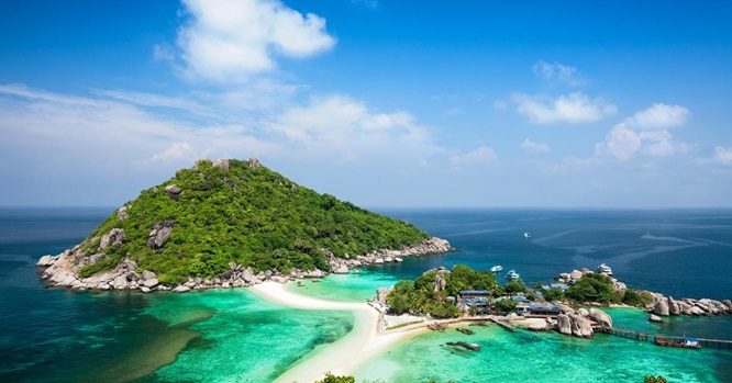 Samui Island, Koh Samui, is located in the Gulf of Thailand, in the south of Thailand, in the province of Surat Thani. Among the islands of Thailand, the island of Samui